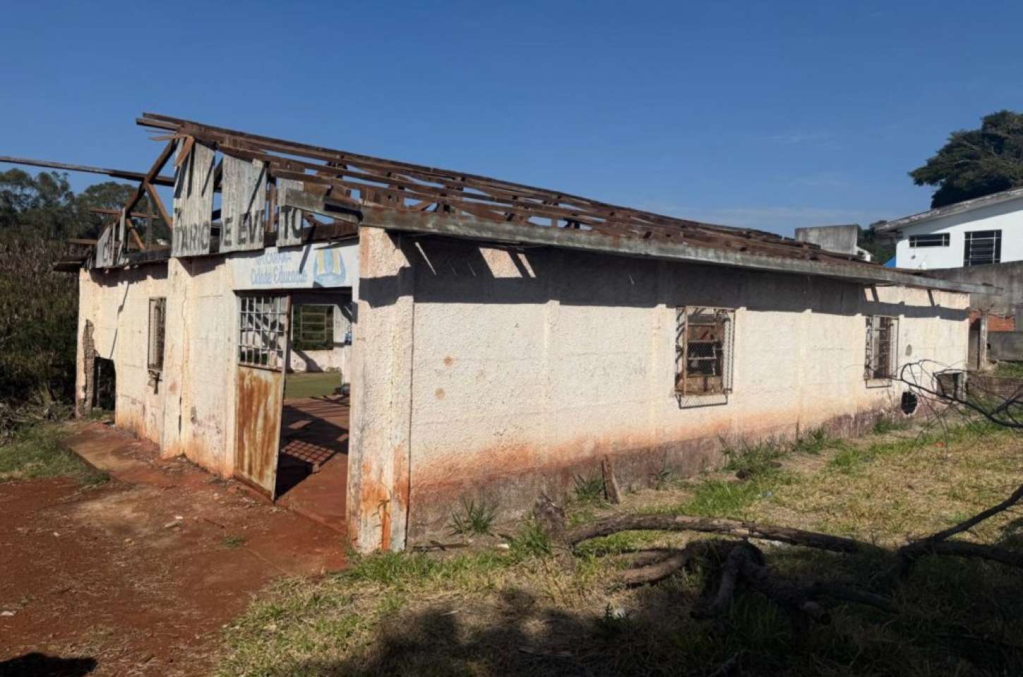 Demolição de ruína aumenta segurança em bairro de Apucarana