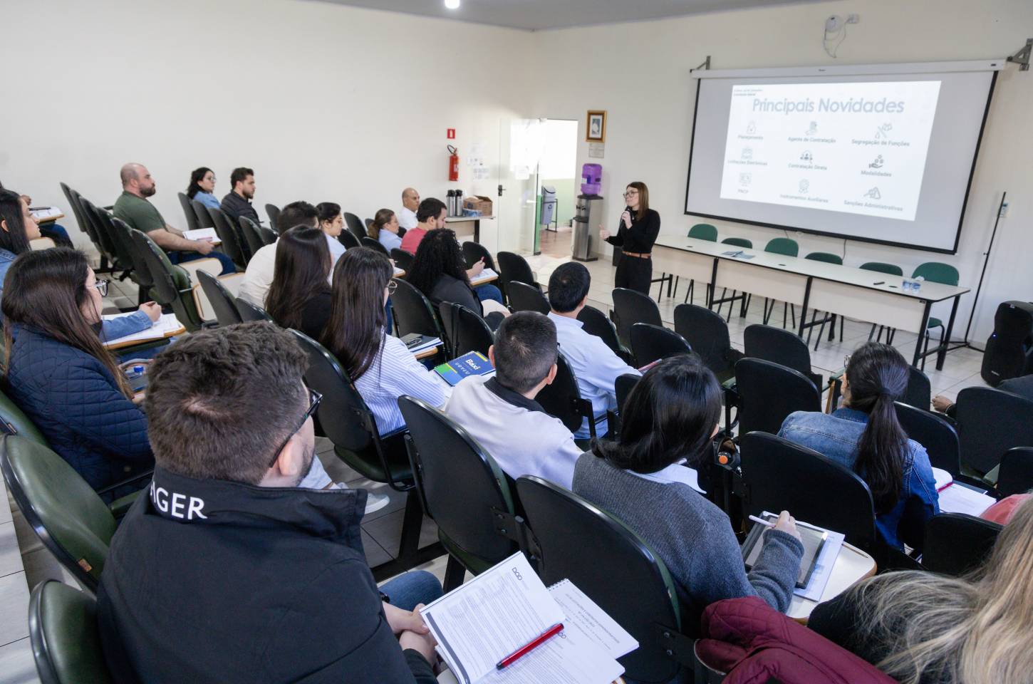 Apucarana qualifica servidores com foco na nova Lei de Licitações