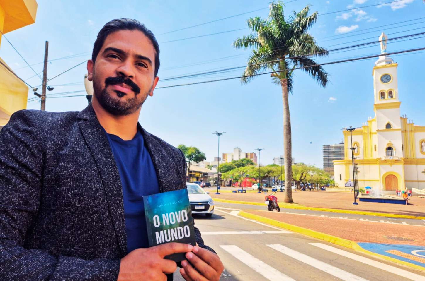 João Cássio lança primeiro romance de ficção em Apucarana