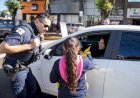 Crianças aprendem na escola e colocam em prática orientações para um trânsito mais seguro