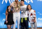Atriz Apucaranense Luiza Godoy Realiza Sonho e Conhece 'The Rock' no Lançamento de Moana!