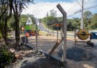 Prefeitura reforça proteção das crianças em áreas de lazer com instalação de alambrado e gradil