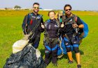 Idosa de 67 anos realiza sonho de saltar de paraquedas em Arapongas