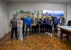 Prefeito Rodolfo Mota recebe atletas apucaranenses campeões do Estado no handebol e jiu-jitsu