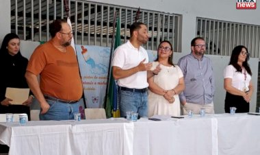 Deputado Do Carmo entrega certificados do curso de mecânica em Bom Sucesso