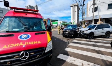 Batida entre caminhonete e SUV deixa mulher ferida no centro de Apucarana