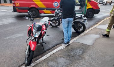 Jovem fica ferida após acidente entre carro e moto na Vila Agari, em Apucarana