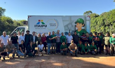 Itaipu entrega caminhão para associação de catadores em Marechal Cândido Rondon