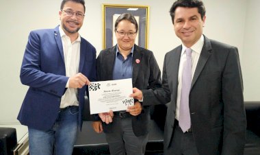 Deputado Arilson homenageia fundadora da ECO BIO Angra Doce, de Jacarezinho, pela promoção de práticas sustentáveis