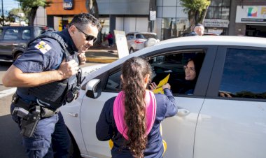 Crianças aprendem na escola e colocam em prática orientações para um trânsito mais seguro