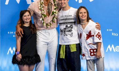 Atriz Apucaranense Luiza Godoy Realiza Sonho e Conhece 'The Rock' no Lançamento de Moana!