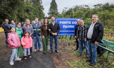 Prefeito Rodolfo Mota entrega reconstrução de ponte e anuncia R$ 7 milhões para asfaltar estrada rural do Barreiro