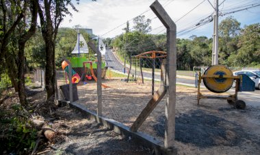 Prefeitura reforça proteção das crianças em áreas de lazer com instalação de alambrado e gradil