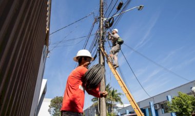 Operação retira cabos soltos e reorganiza fiação de postes em Apucarana