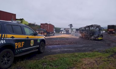 Ônibus bate na traseira de carreta e deixa 14 pessoas feridas na BR-376, em Ortigueira