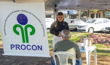 Ação do Procon de Apucarana na Praça Rui Barbosa reforça alerta sobre golpes digitais