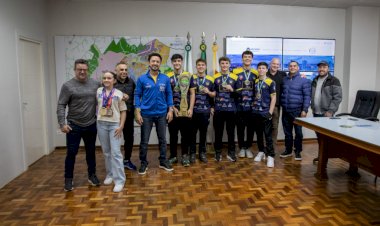 Prefeito Rodolfo Mota recebe atletas apucaranenses campeões do Estado no handebol e jiu-jitsu