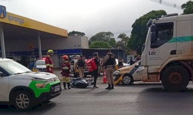 ARAPONGAS – Acidente envolve motocicleta e viatura da Polícia Militar na Avenida Maracanã
