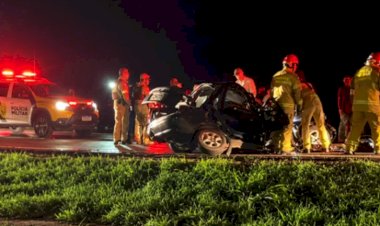Motorista fica preso às ferragens após colisão entre carro e dois caminhões na BR-376, em Apucarana