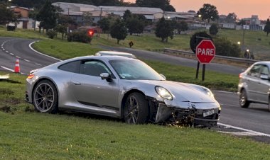 Porsche 911 fica com a frente destruída após acidente no trevo de Cambira