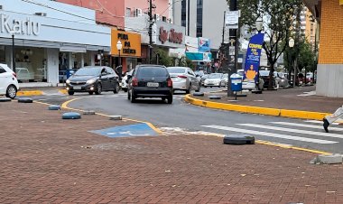 Temporal arranca bandeiras e windbanners de candidatos espalhados por Apucarana