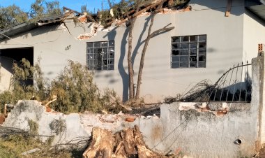 Família deixa casa após temporal destruir telhado e móveis em Apucarana