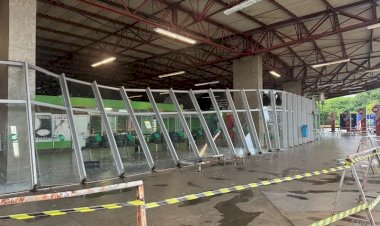 Temporal quebra vidros da rodoviária, destrói barracas de feira e deixa 6,5 mil imóveis sem energia em Londrina