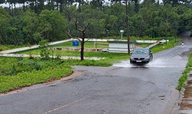 Após chuvas, nível do Lago Schmidt sobe e água invade via em Apucarana