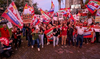 Militantes, população e estudantes participam de ato pró-Lula no centro de Apucarana