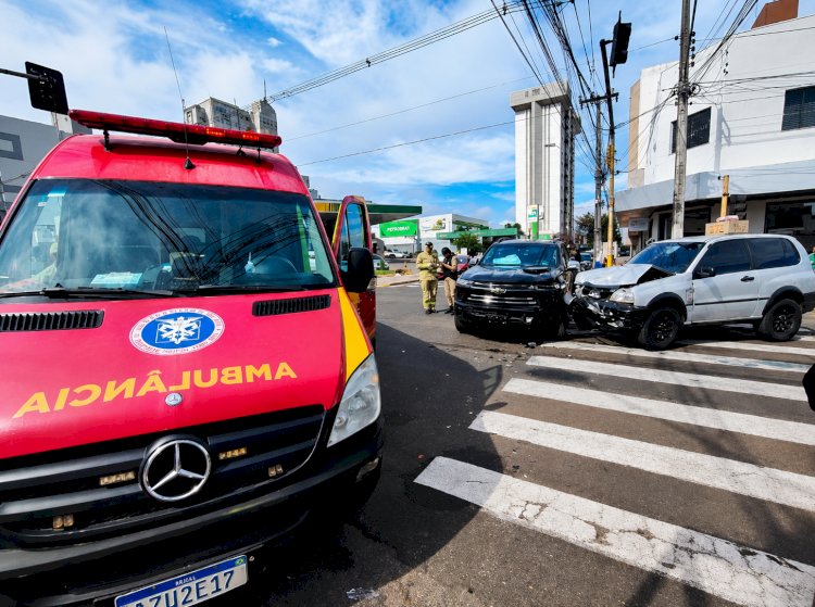 Batida entre caminhonete e SUV deixa mulher ferida no centro de Apucarana