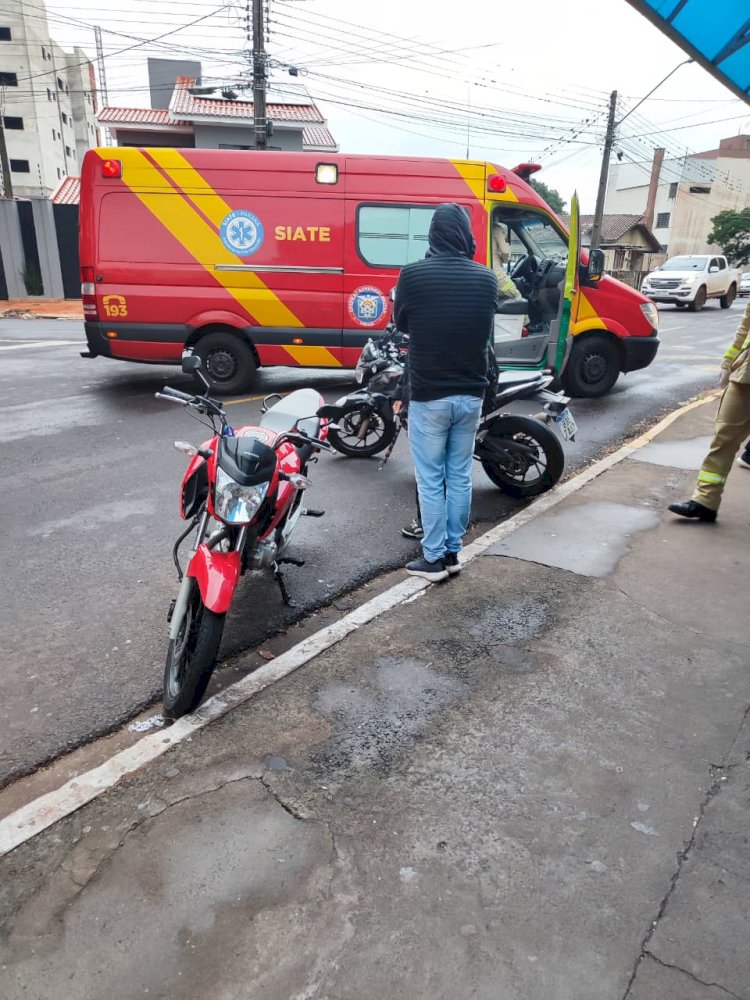 Jovem fica ferida após acidente entre carro e moto na Vila Agari, em Apucarana