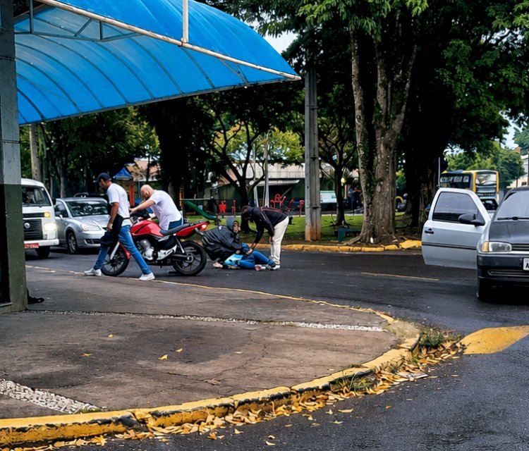 Jovem fica ferida após acidente entre carro e moto na Vila Agari, em Apucarana