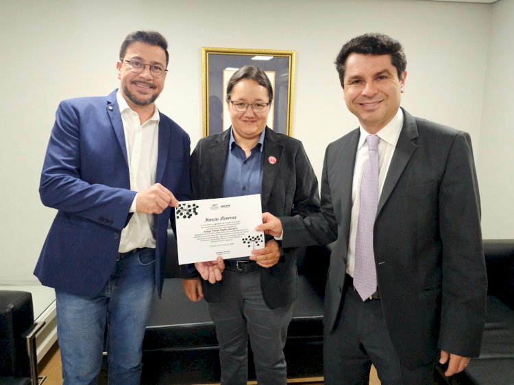 Deputado Arilson homenageia fundadora da ECO BIO Angra Doce, de Jacarezinho, pela promoção de práticas sustentáveis