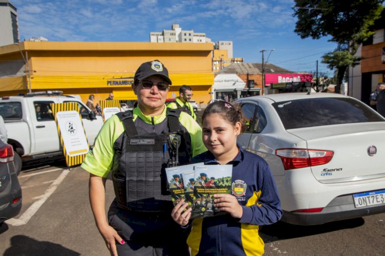 Crianças aprendem na escola e colocam em prática orientações para um trânsito mais seguro