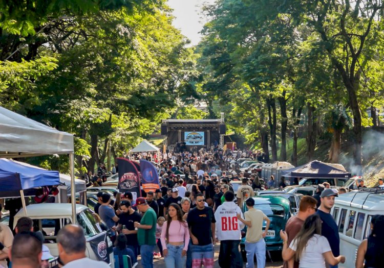 Paixão por carros antigos leva centenas de visitantes ao Lagoão durante Festival de Inverno