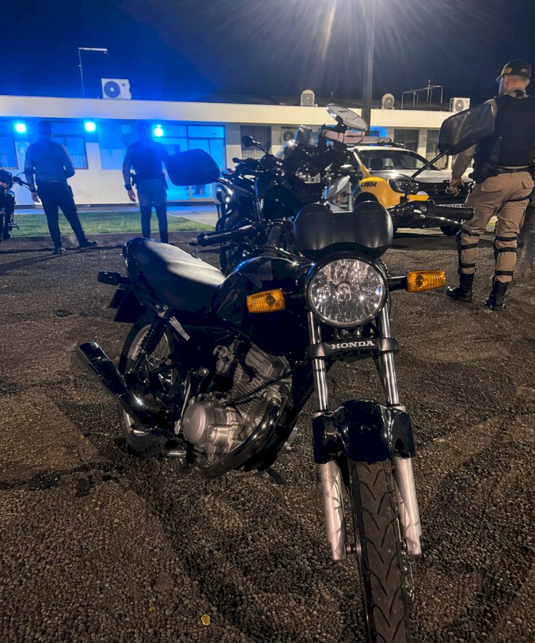 ROCAM apreende motocicleta com placa falsa e sinais de adulteração em Apucarana