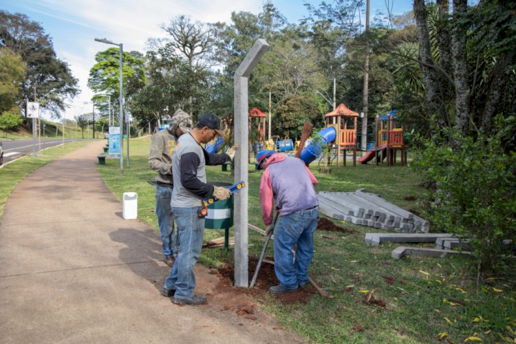 Prefeitura reforça proteção das crianças em áreas de lazer com instalação de alambrado e gradil