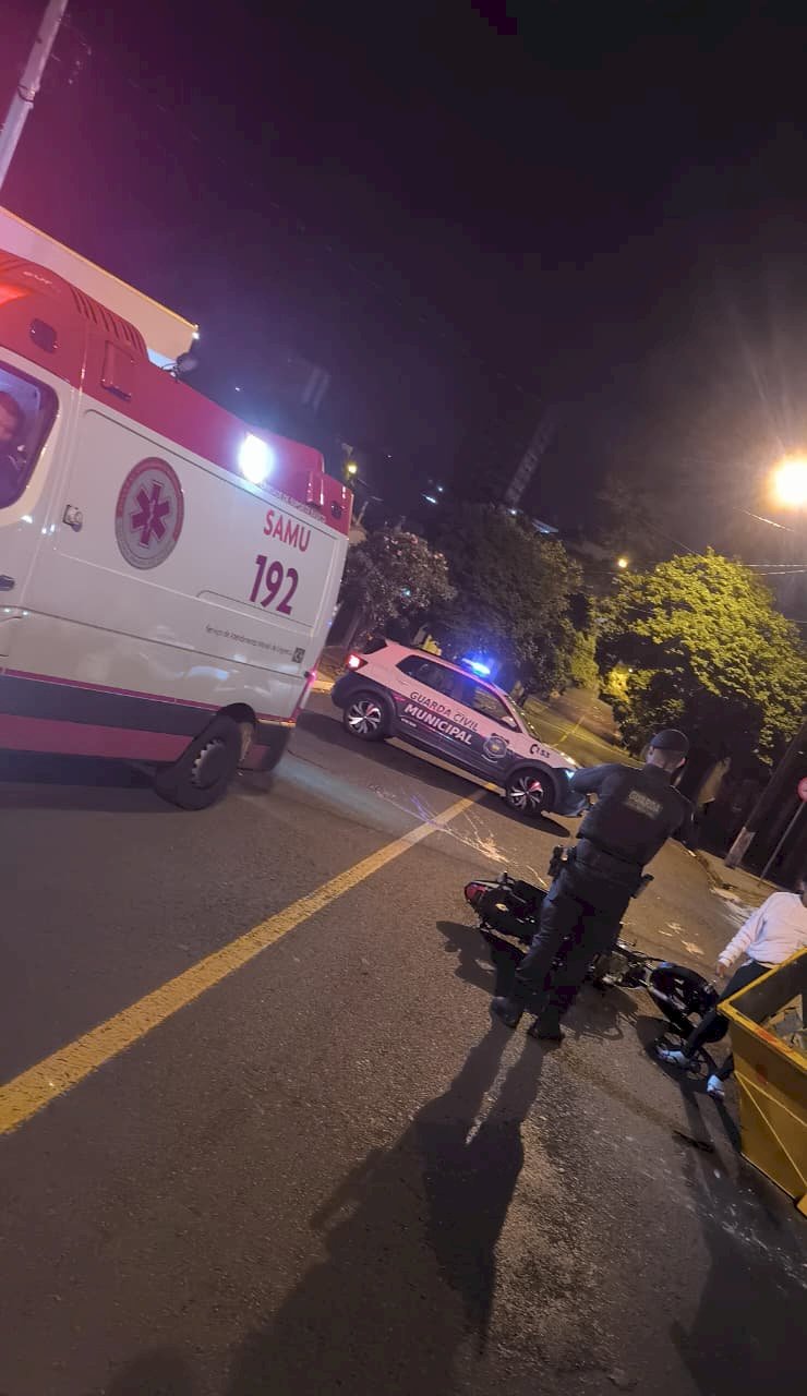 Jovem sem habilitação fica gravemente ferido após bater moto contra caçamba em Apucarana