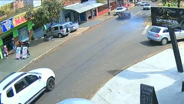 Pedestre escapa por segundos de ser atingido por carro desgovernado em Apucarana
