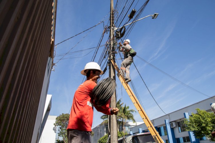 Operação retira cabos soltos e reorganiza fiação de postes em Apucarana