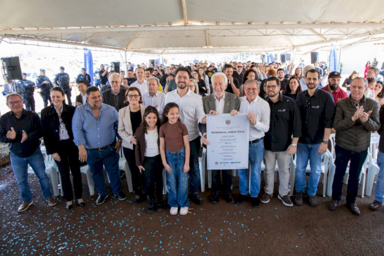 Vice governador e prefeito de Apucarana entregam 77 casas no Residencial Jardim Texas
