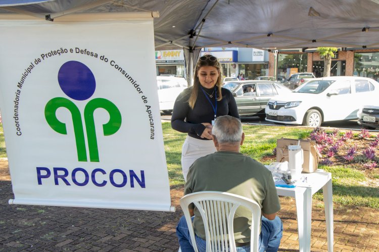Ação do Procon de Apucarana na Praça Rui Barbosa reforça alerta sobre golpes digitais