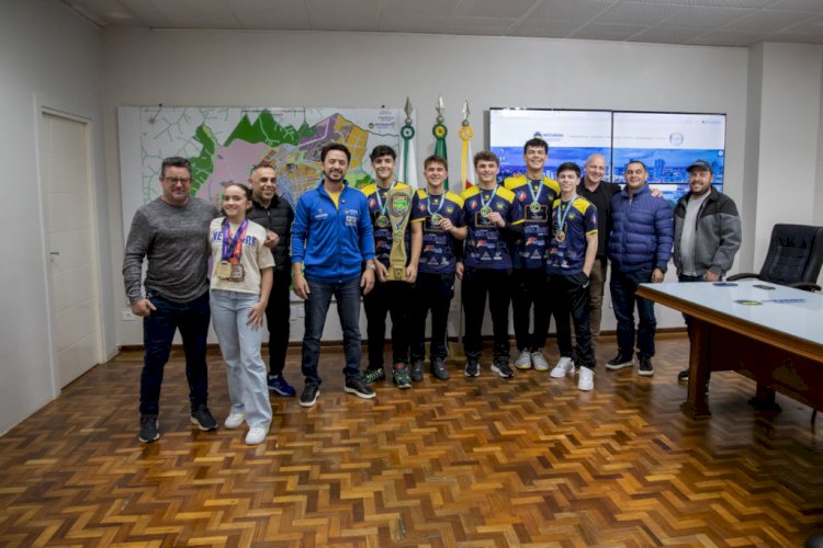 Prefeito Rodolfo Mota recebe atletas apucaranenses campeões do Estado no handebol e jiu-jitsu