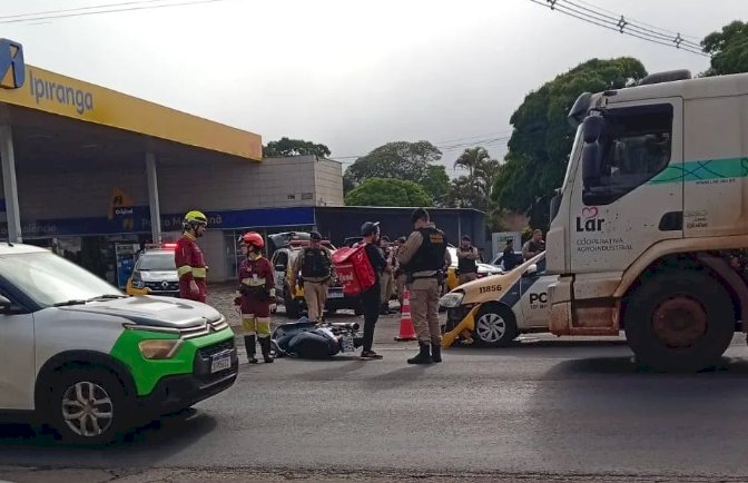 ARAPONGAS – Acidente envolve motocicleta e viatura da Polícia Militar na Avenida Maracanã