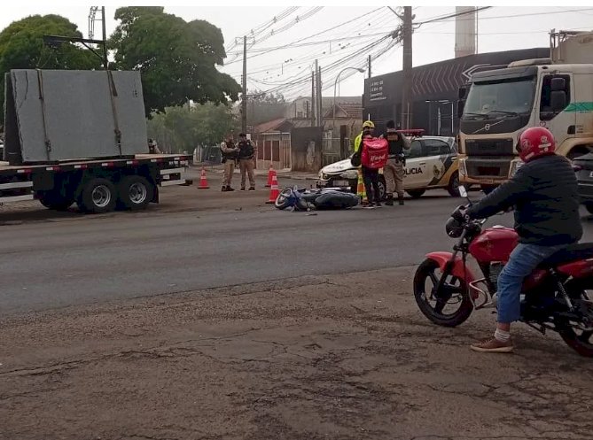 ARAPONGAS – Acidente envolve motocicleta e viatura da Polícia Militar na Avenida Maracanã