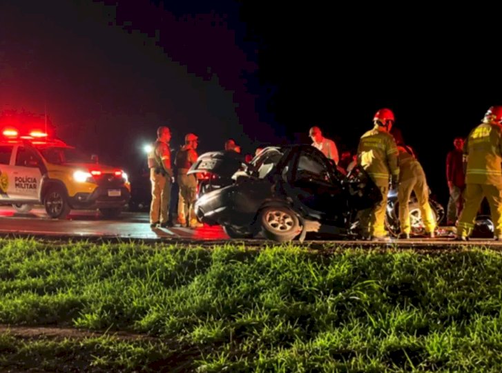 Motorista fica preso às ferragens após colisão entre carro e dois caminhões na BR-376, em Apucarana