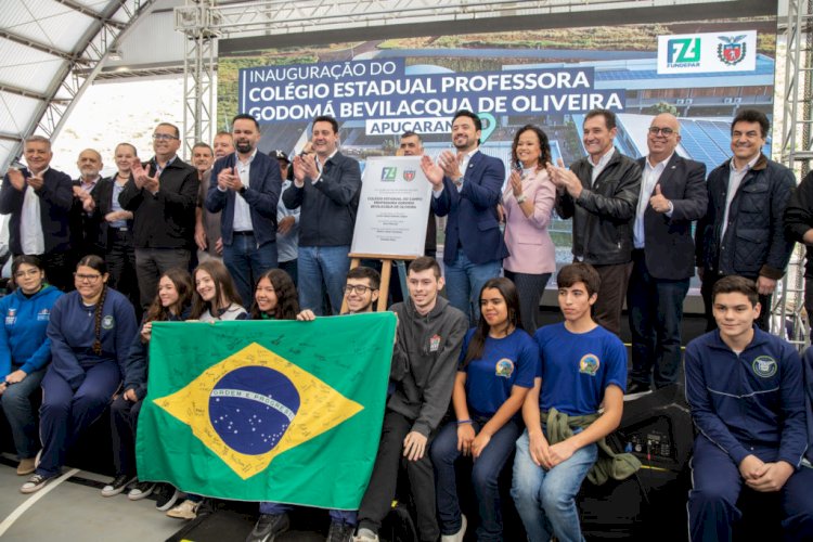 Após 16 anos de espera, governador e prefeito de Apucarana entregam sede própria do colégio estadual da Vila Reis