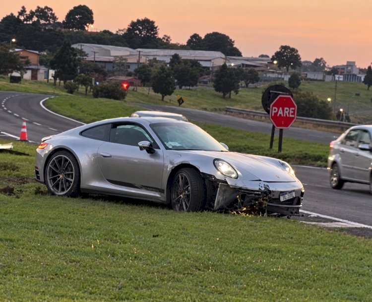 Porsche 911 fica com a frente destruída após acidente no trevo de Cambira