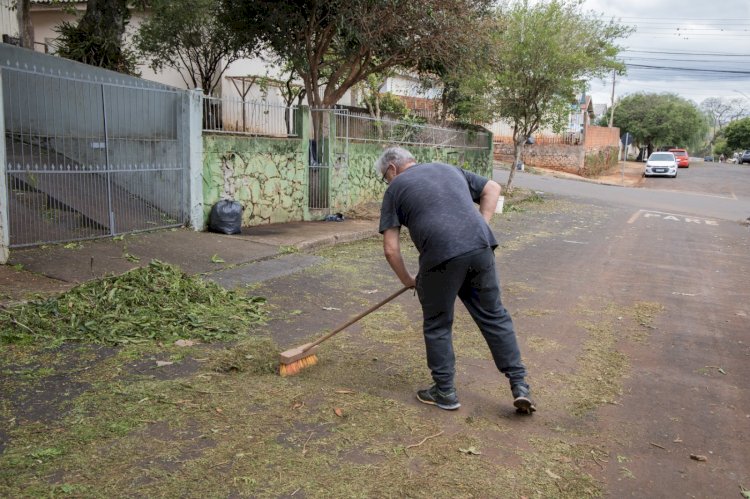 Prefeitura de Apucarana orienta moradores a limpar calçadas e entradas de bueiros após temporal