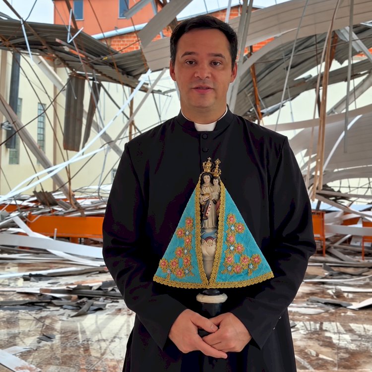 Imagem de Nossa Senhora do Rocio permanece de pé e intacta após temporal destruir cobertura de capela em Apucarana